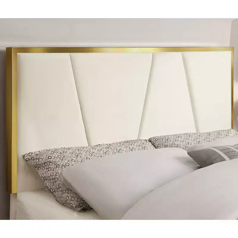 Lit entièrement rembourré Kealoa Glam de couleur beige - HOMES: Inside + Out